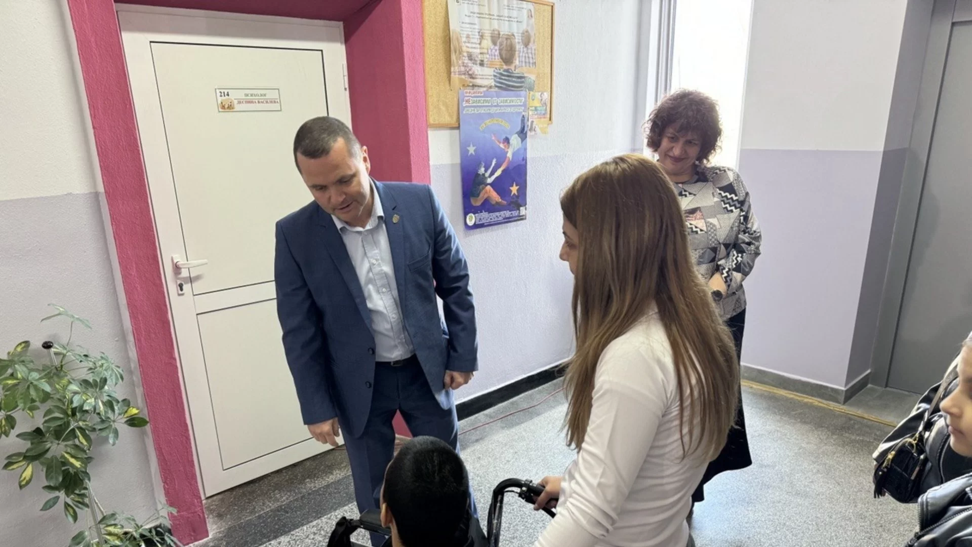 Нов външен асансьор осигурява достъпна среда в ОУ „Васил Априлов“ в Русе