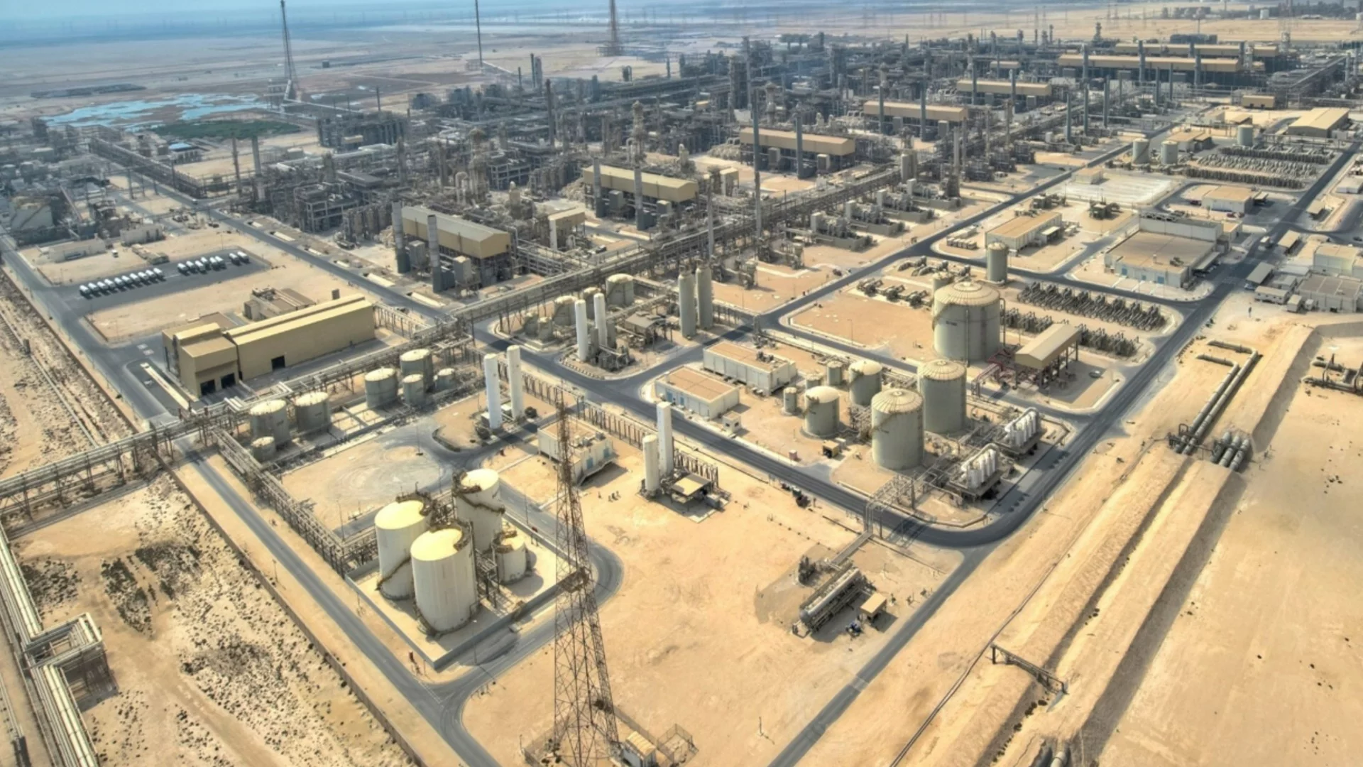 Големи енергийни компании обявиха форсмажор заради Катар