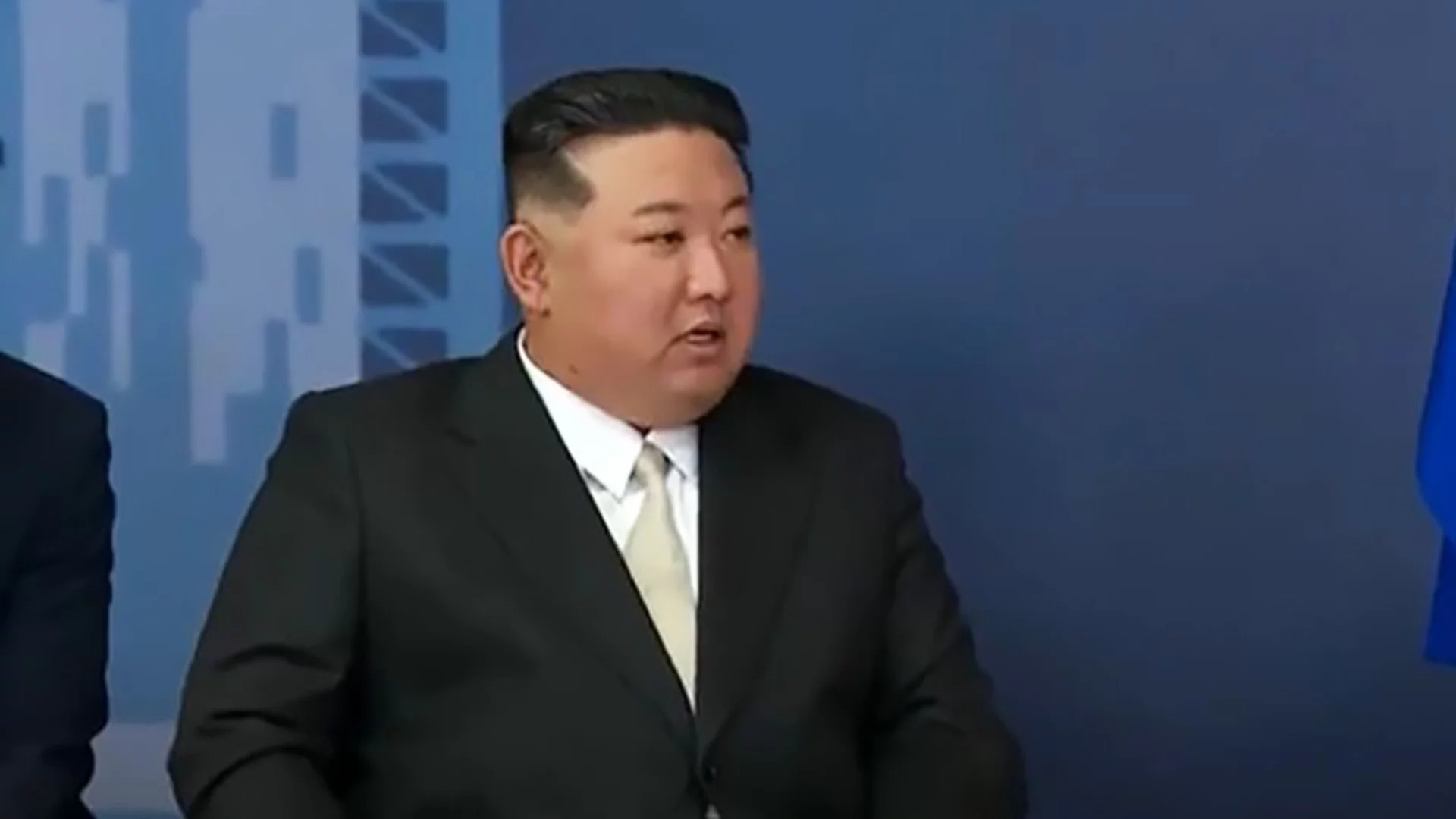 Ким Чен Ун тества пистолети с дъщеря си (СНИМКИ)