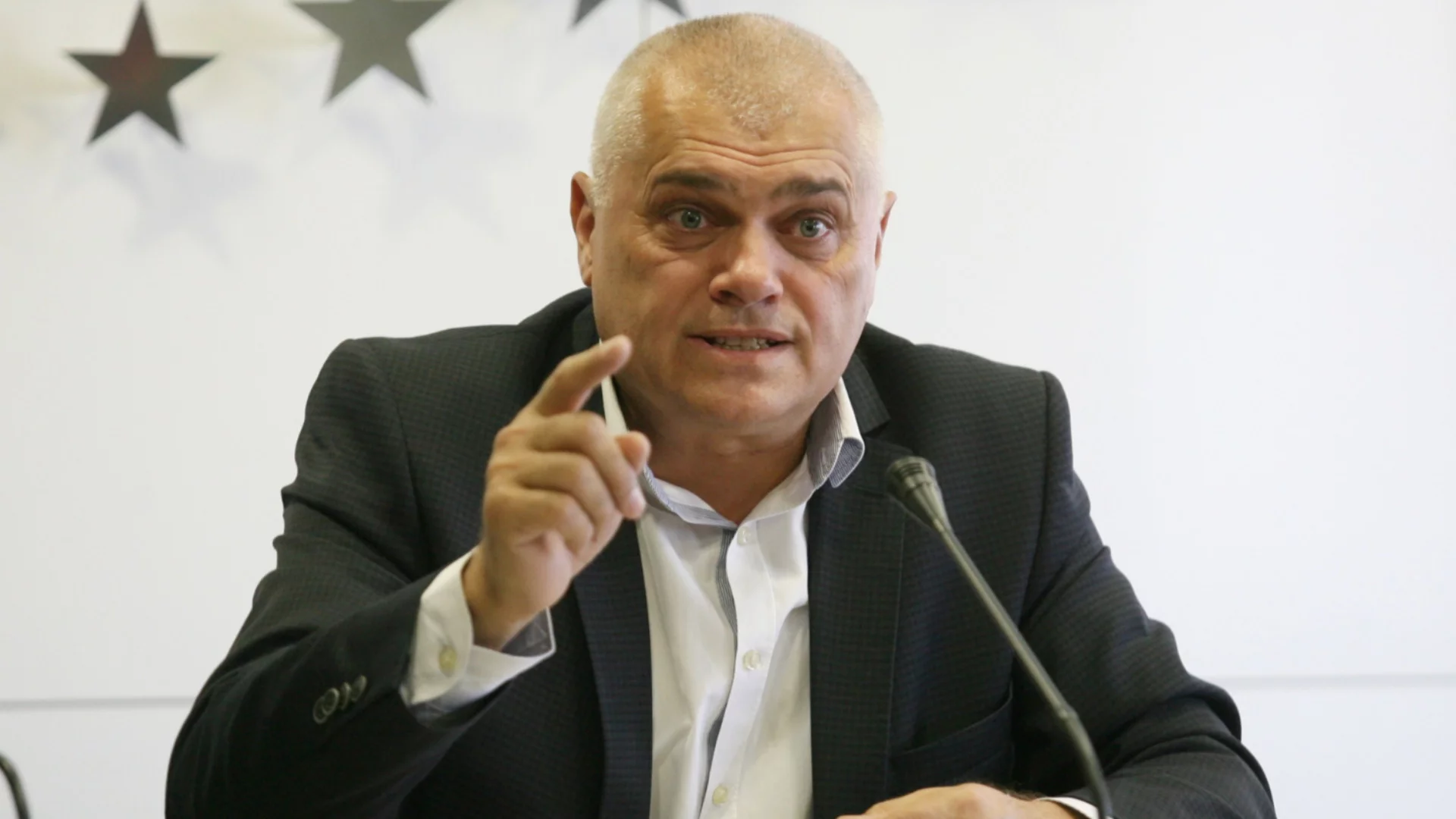 Ама няма толкова подготвени кадри в МВР. Отива там и не знае какво прави