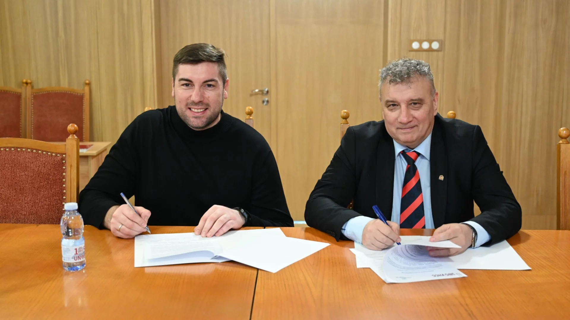 Евромилиони по български: Управляващ солидни програми пробута "бившата" си фирма в УНСС?