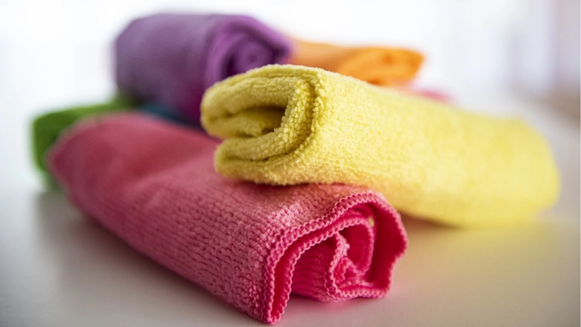 Топ 5 трикове с микрофибърна кърпа, с които събира два пъти повече прах