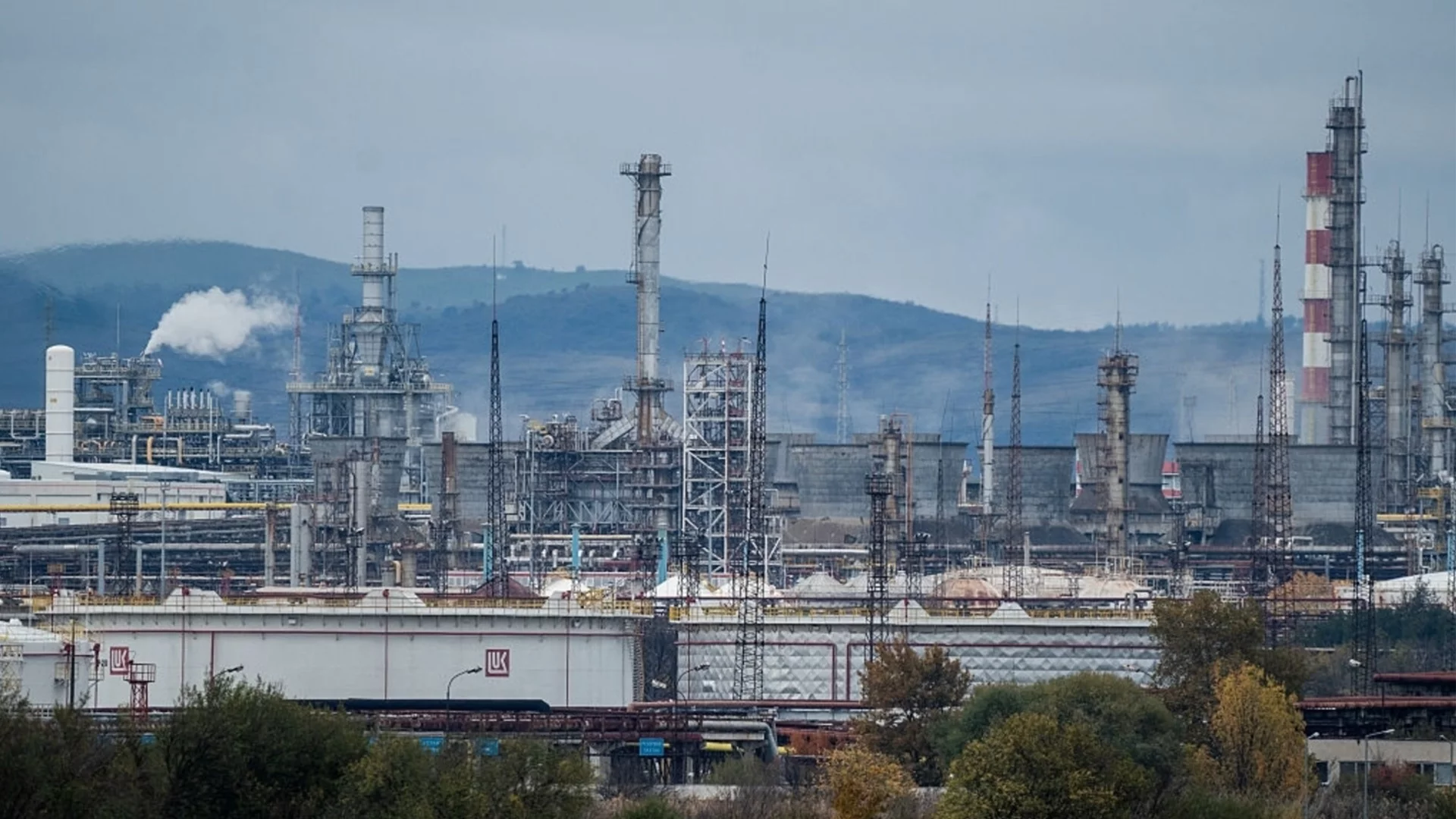 След спиране заради санкциите: САЩ с голяма отстъпка за рафинерия на "Лукойл" в Румъния