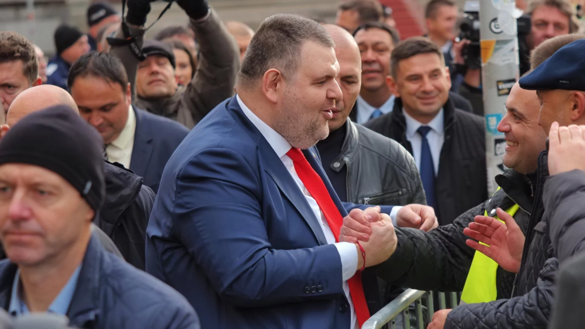 Бившите управляващи прокараха с трик предложението на Пеевски за Съвета за мир