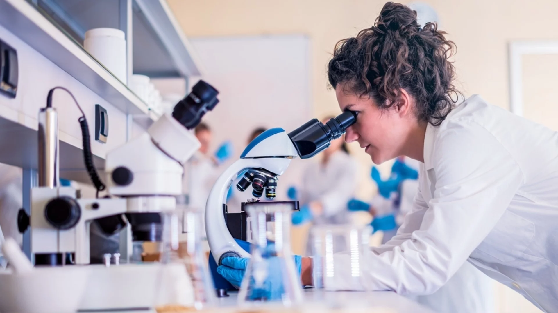 Остават 20 дни за кандидатстване за отличията "За жените в науката“ - три изследователки ще получат по 7000 евро