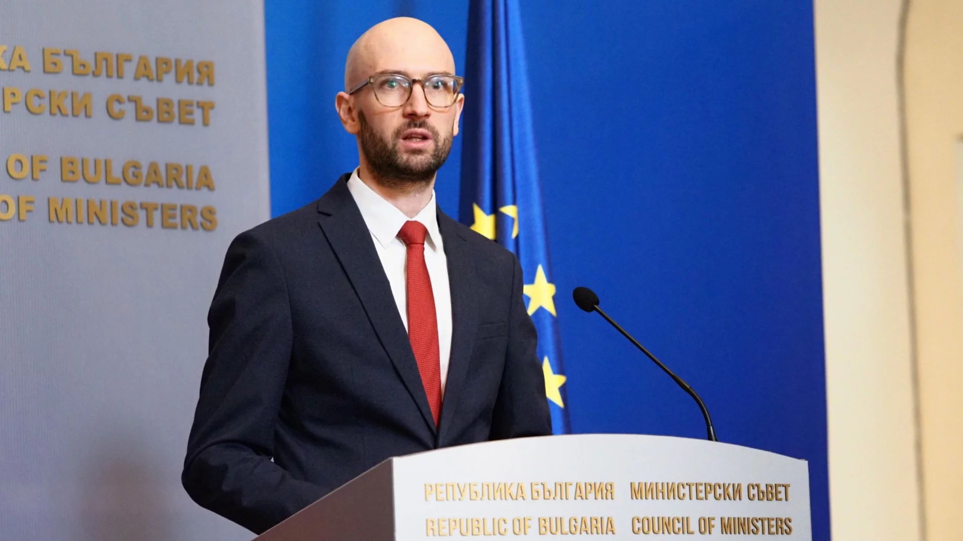 Кабинетът увеличи заплатите на работещите в БДЖ, пощите и градския транспорт