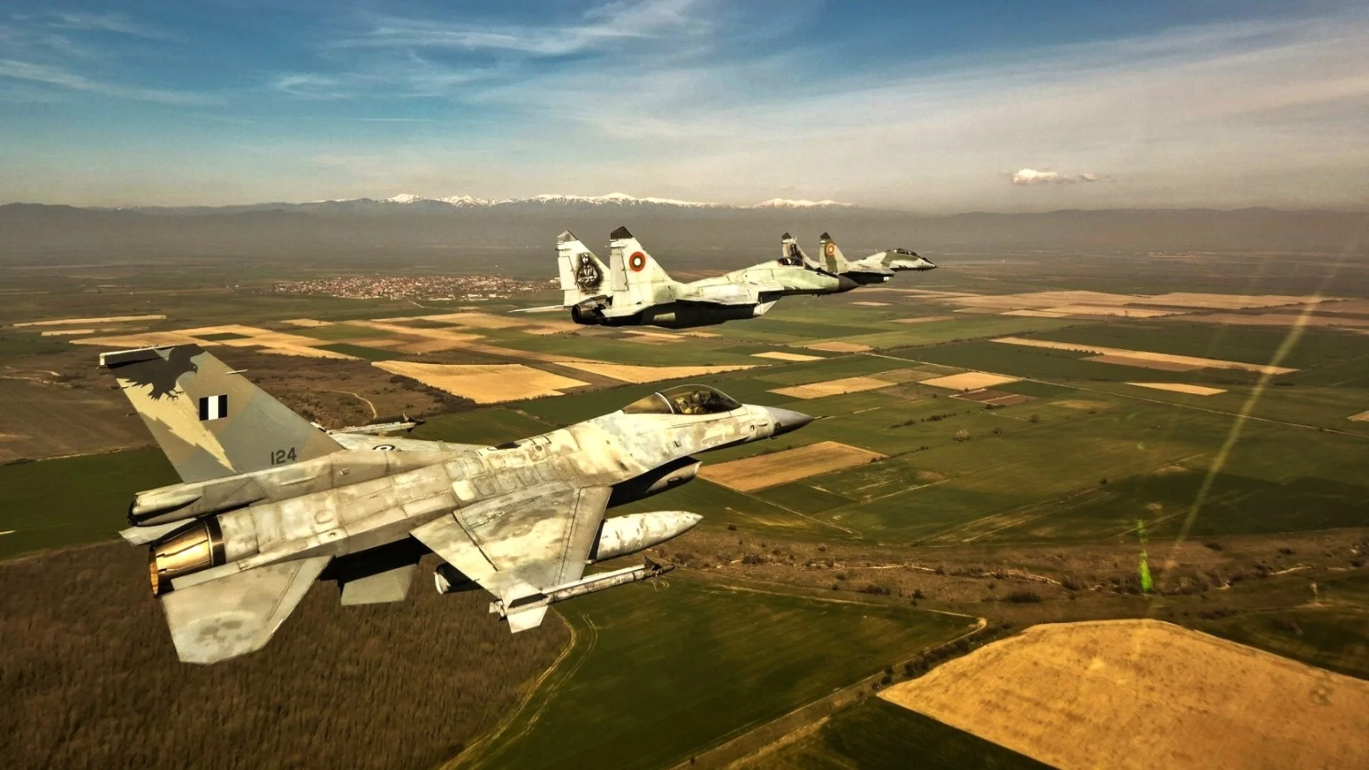 Български МиГ-29 и гръцки F-16 с тренировъчни полети във въздушното ни пространство (СНИМКИ)