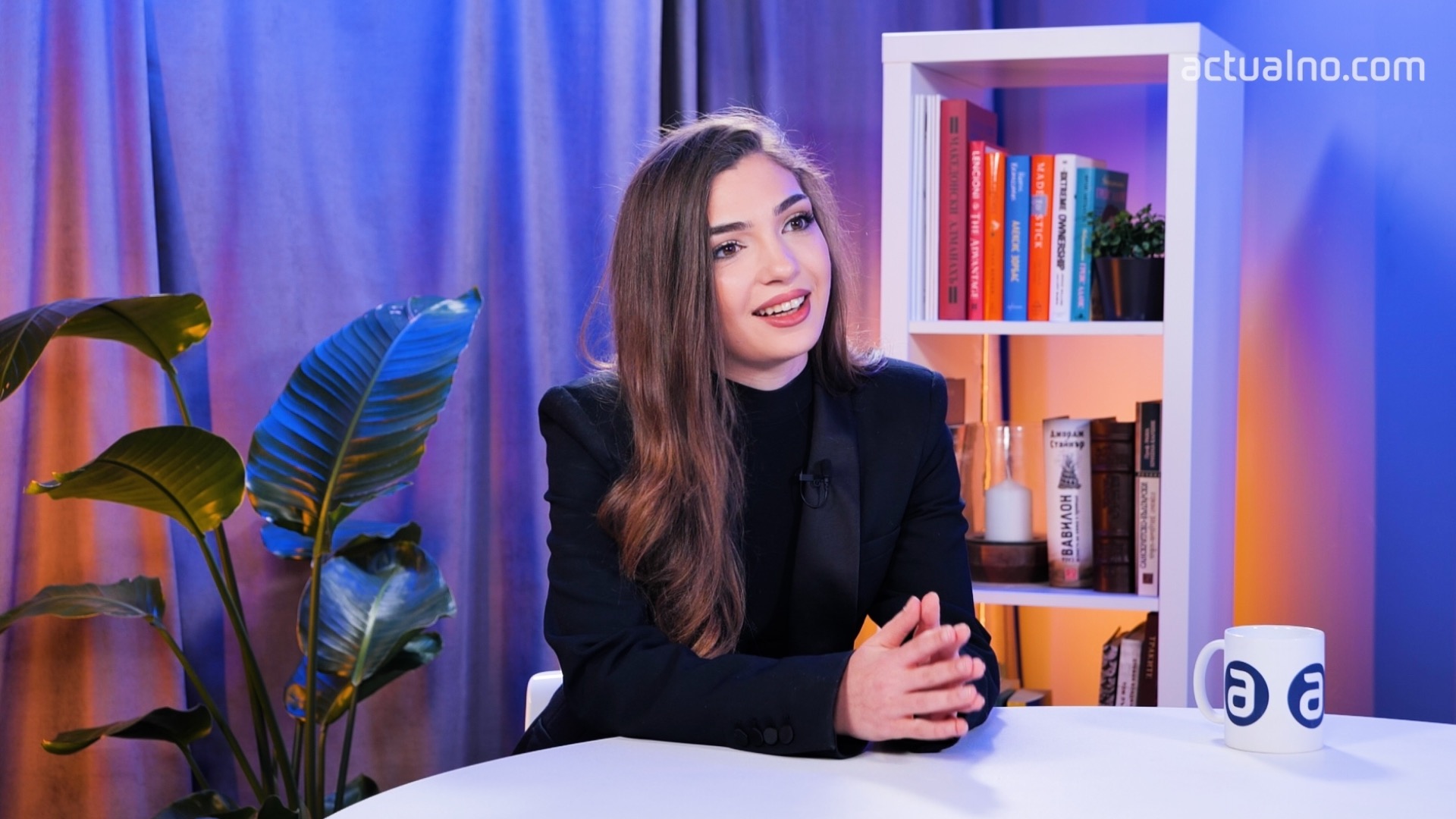 Спасител ли е Радев и защо Пеевски е фактор: Анна Бодакова за протеста ...