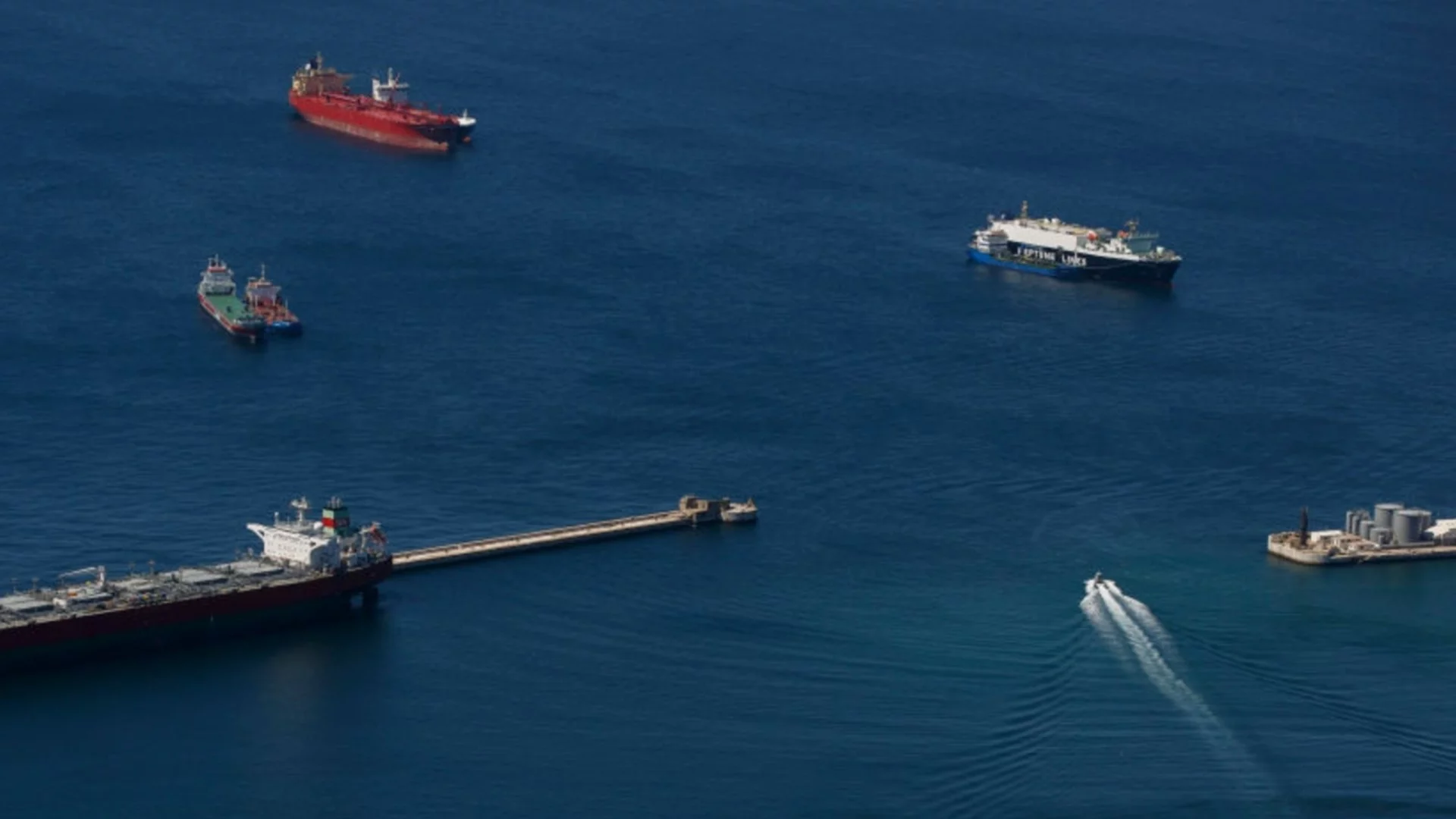 САЩ планира изключение от закон за американски кораби заради цените на петрола