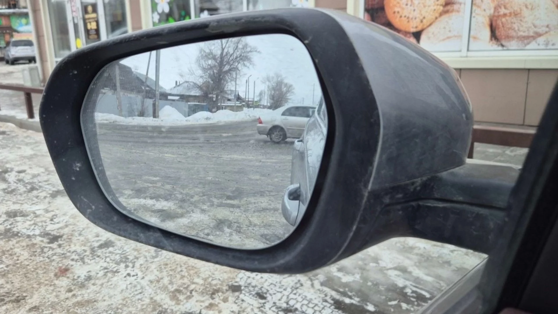 Защо e добре да сгъвате страничните огледала на паркинг