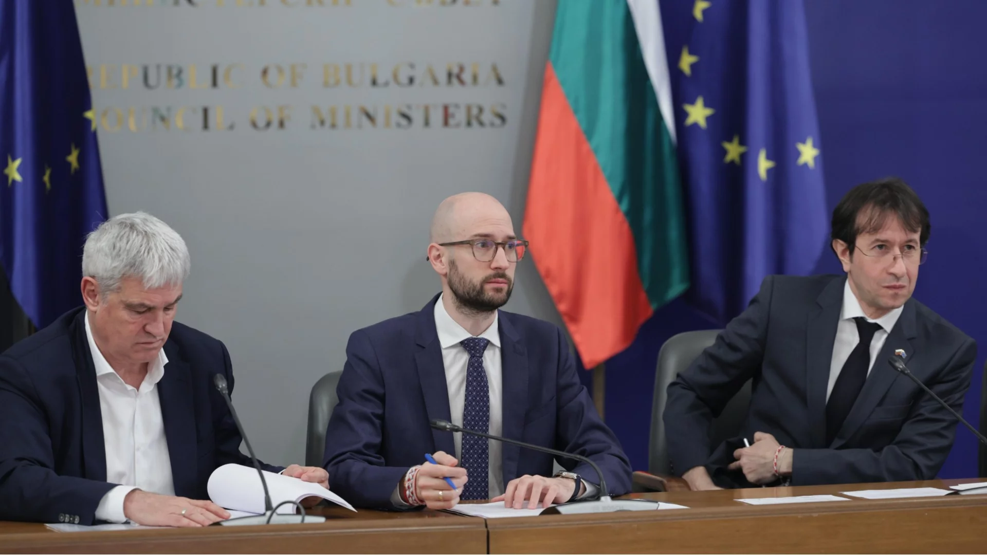 Кабинетът увеличи заплатите на работещите в БДЖ, пощите и градския транспорт