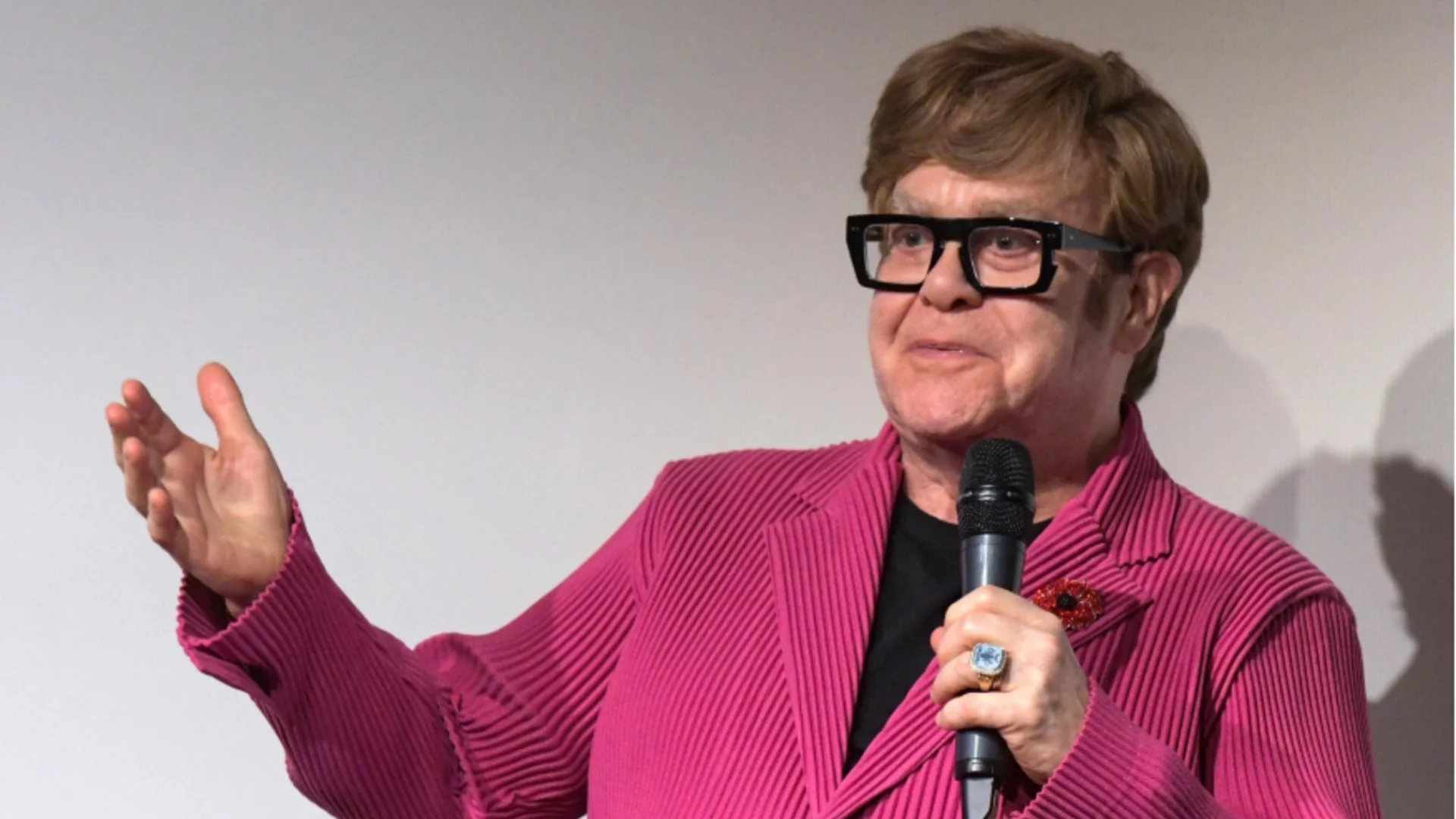 Как се справя Елтън Джон с едно сляпо око