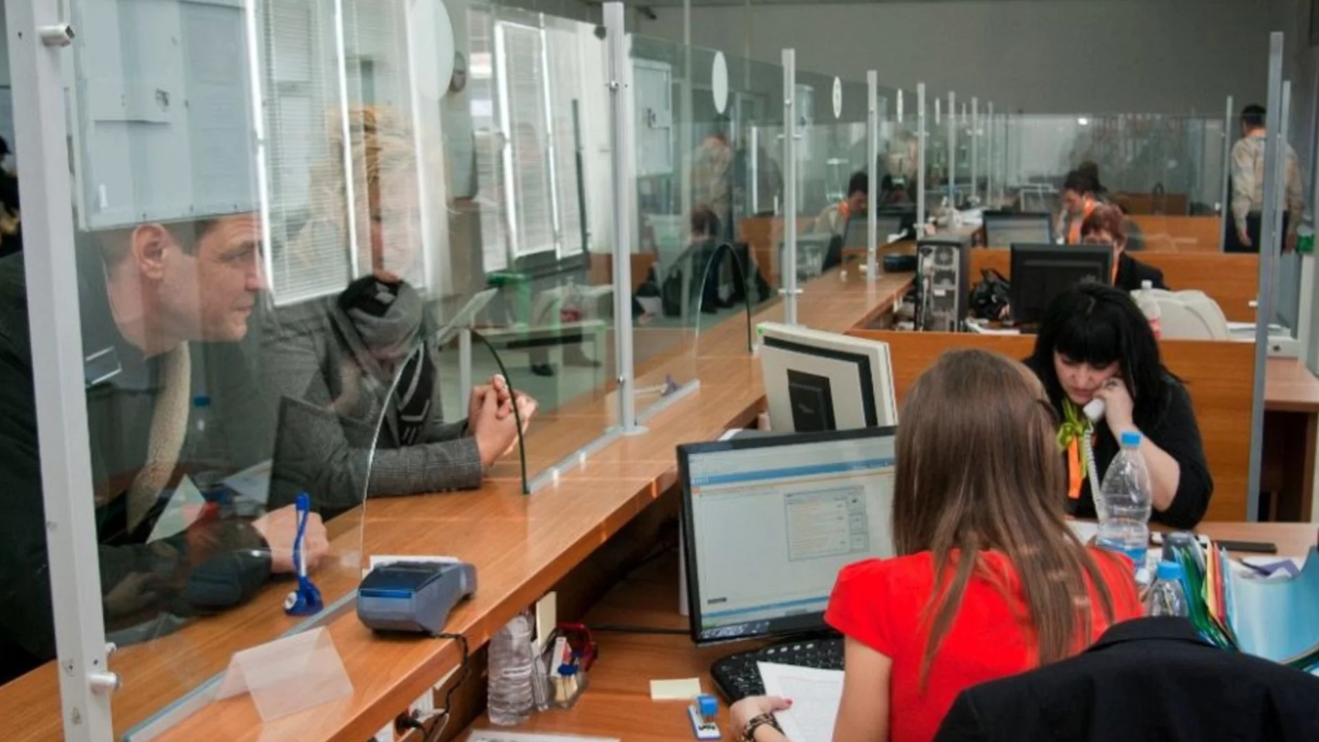 Парадоксът в България: Свит и нископлатен частен сектор, свободна и богата държавна администрация