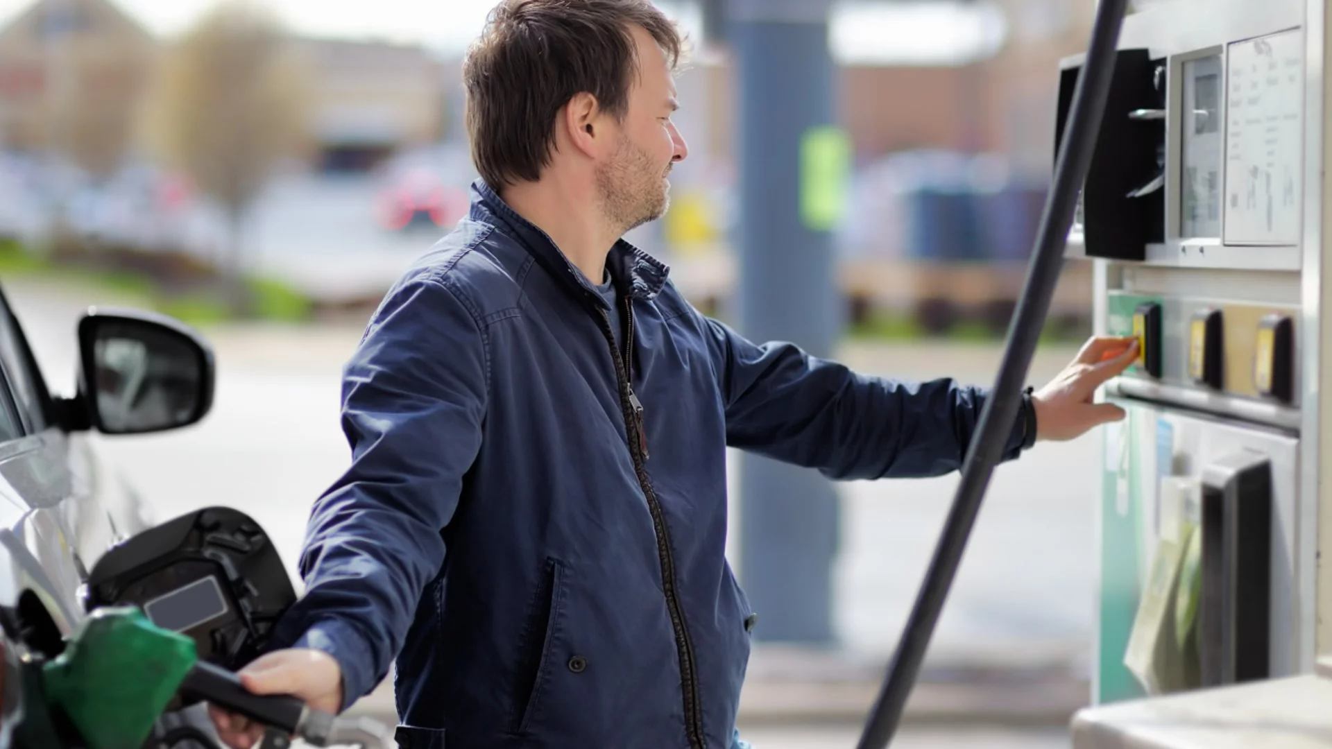 Високата цена на петрола удари и бензиностанциите у нас