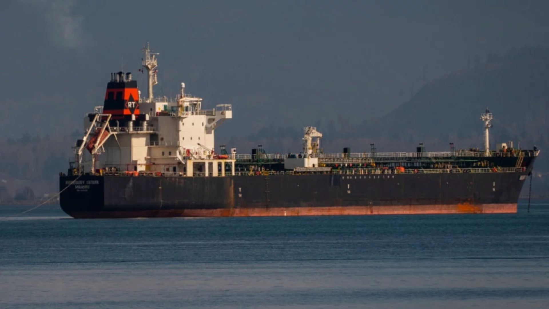 10 дни по-късно: Ударен от взрив руски газов танкер се носи безконтролно край Италия (ВИДЕО)