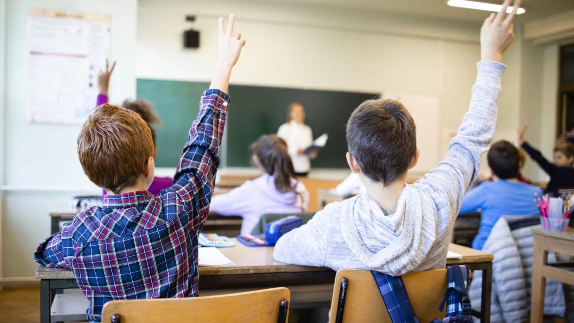 Изплащат втората част от помощите за ученици