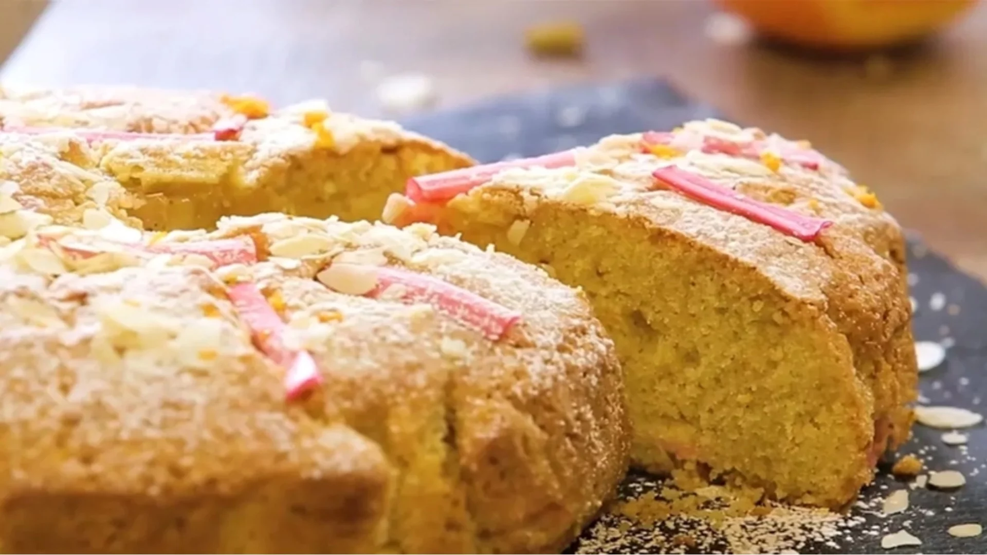 Бадемов кейк с ревен и ванилово сорбе (ВИДЕО)