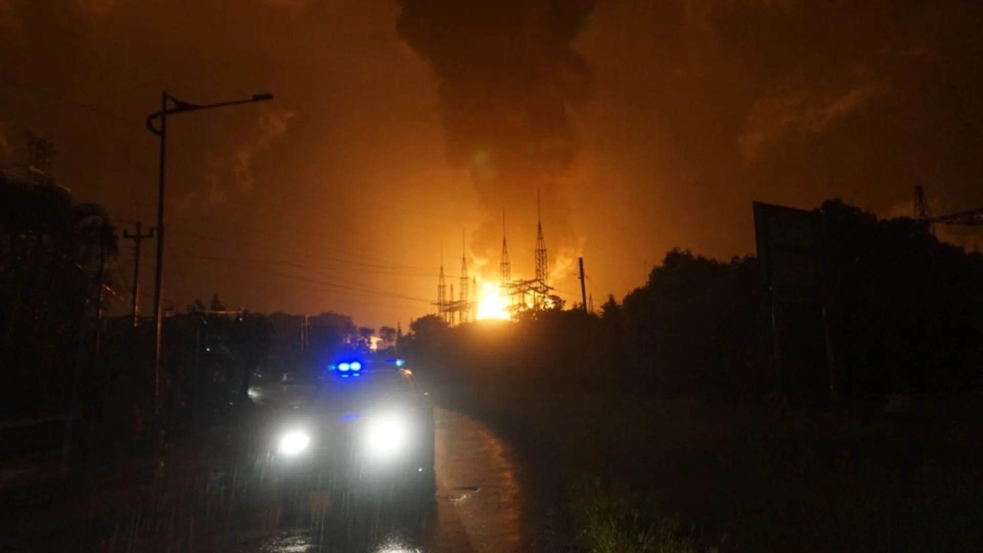 Русия още не е изгасила свой ключов петрол терминал, а Украйна вече удари военно летище и химически завод (ВИДЕО)