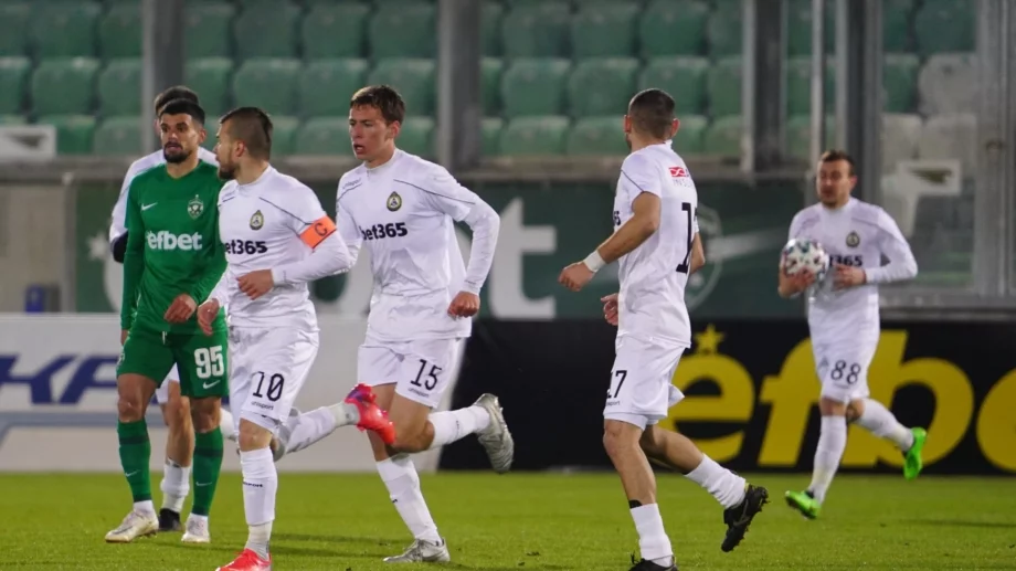 Звезда на Лудогорец се събира с роден национал в наша съседка?