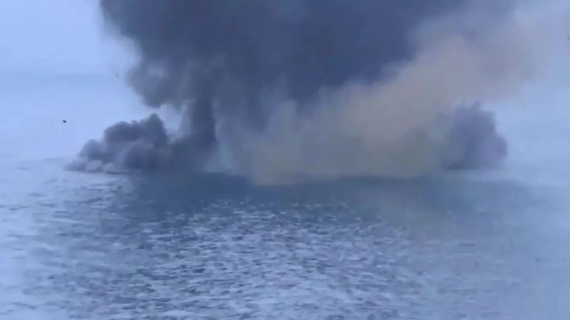 Два руски военни кораба са извън строя след операция на ГУР (СНИМКИ)