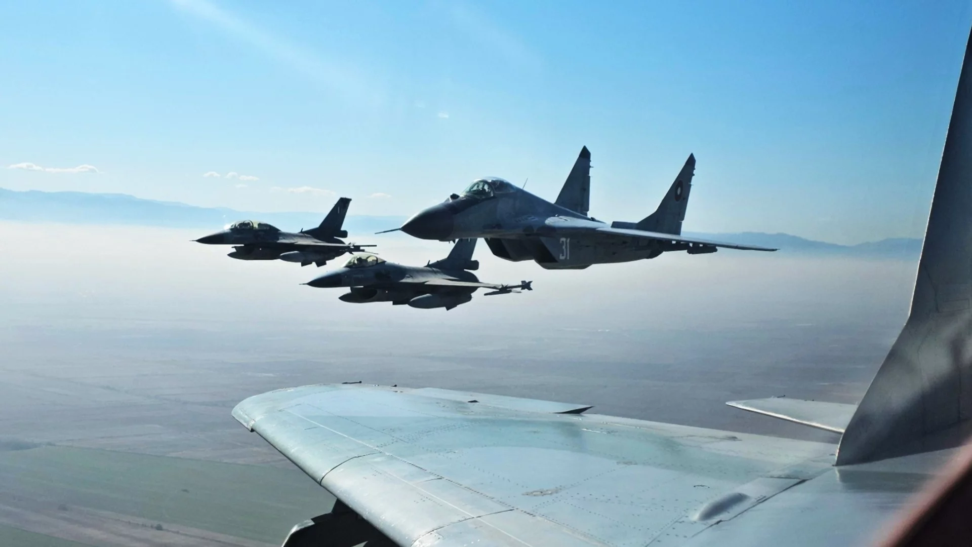 Докато България се моли за защита, съседите ни се подготвят: Гърция прави ПВО купол, Румъния ще произвежда дронове