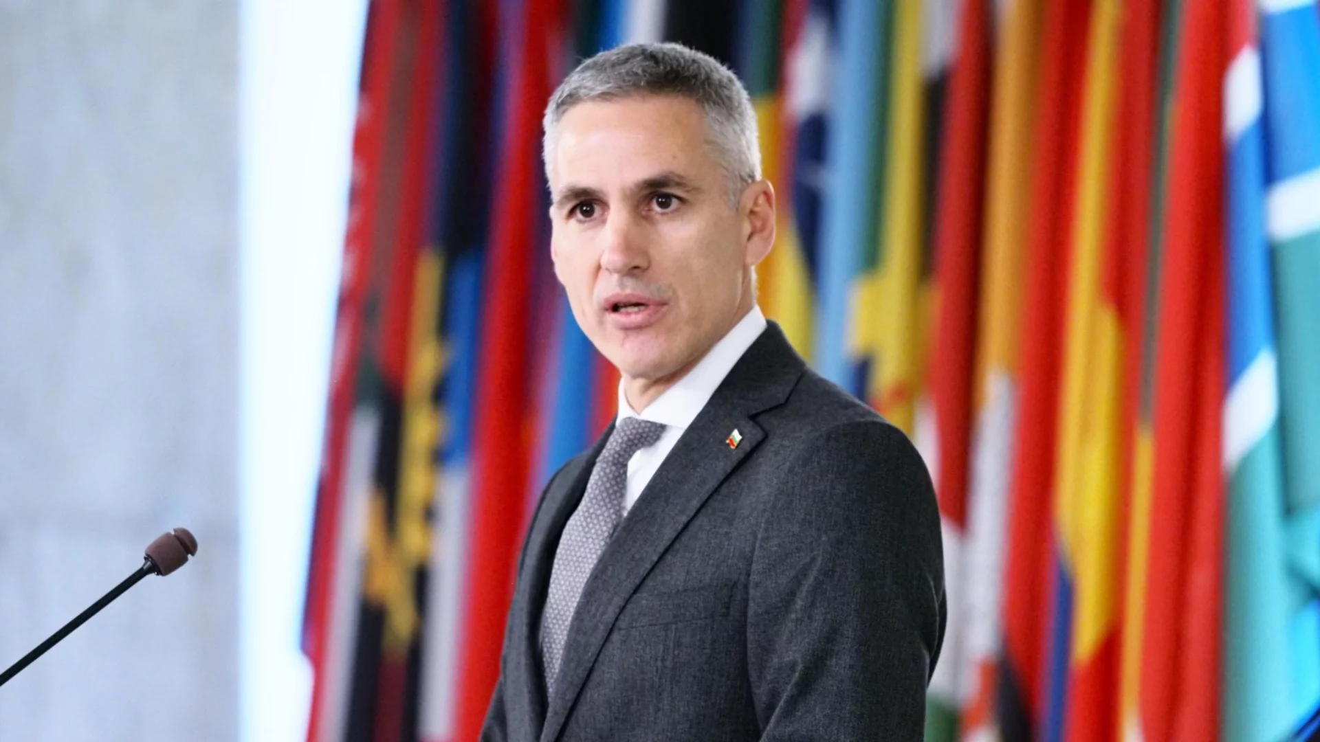 Без таван, хеликоптерни пари и популизъм: Гюров обяви схемата за подкрепа от високите цени на горивата