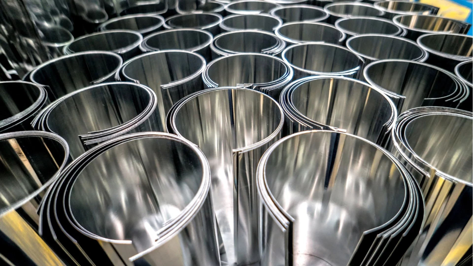 Заради Ормузкия проток: Най-големият завод за алуминий в света свива производството си