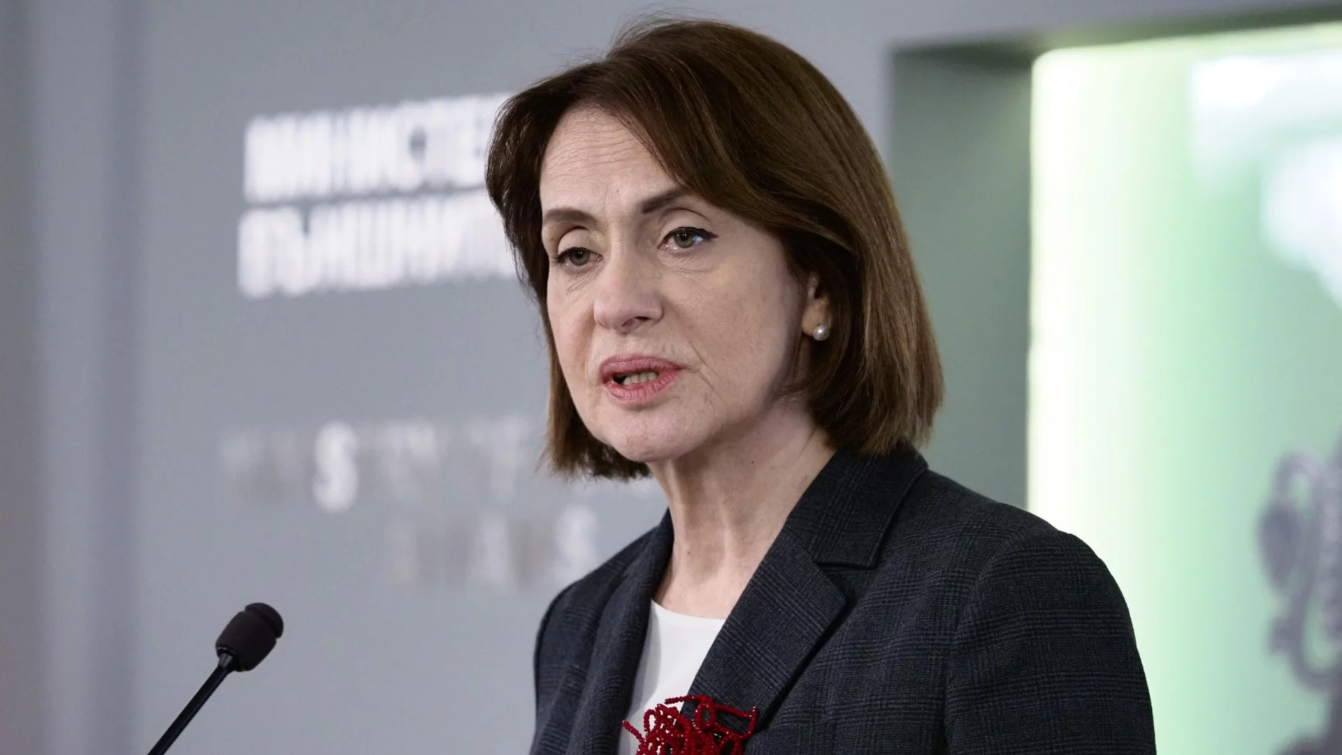 Министър Нейнски: Не ни е отправяно искане за участие в гарантирането на сигурността на корабоплаването в Ормузкия проток