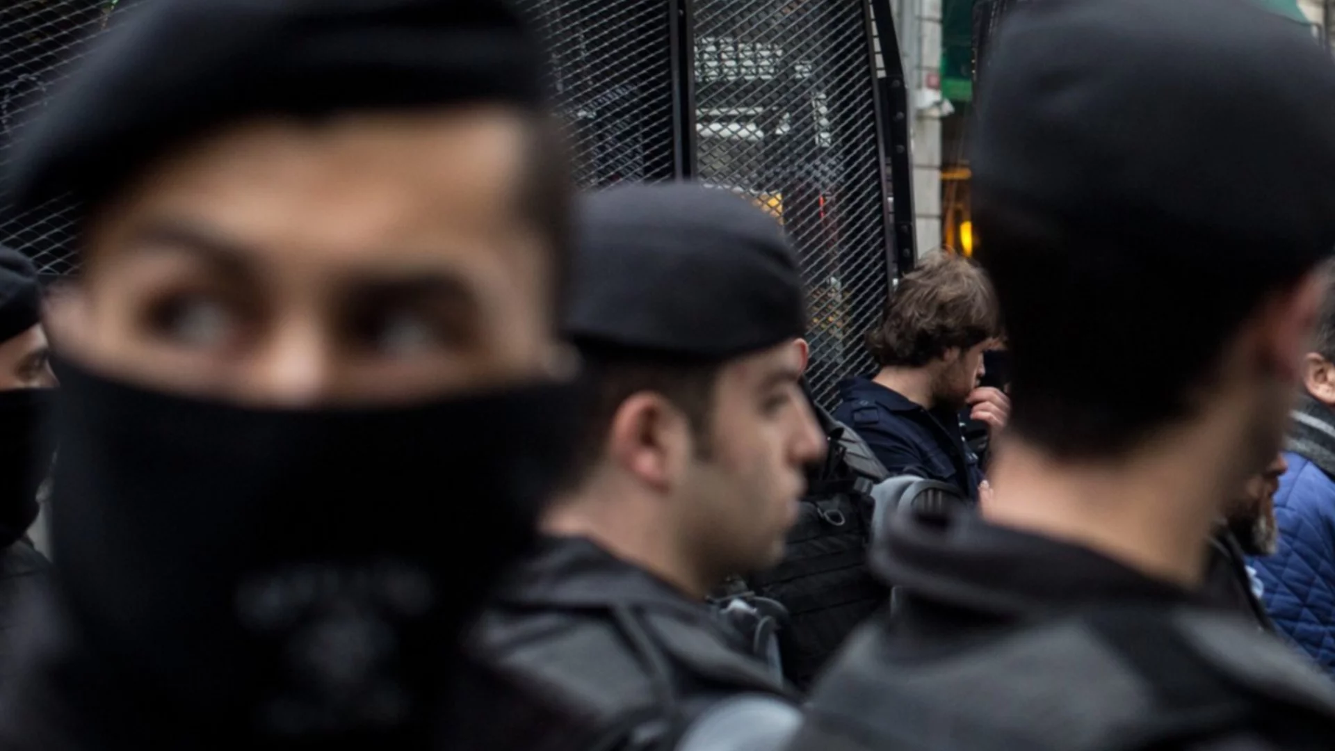 Стрелба в Анталия: Мъж се барикадира в правителствена сграда (ВИДЕО)