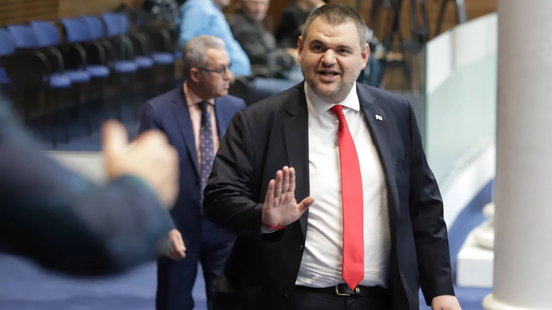 Пеевски се втурна да оправя надписани сметки за ток