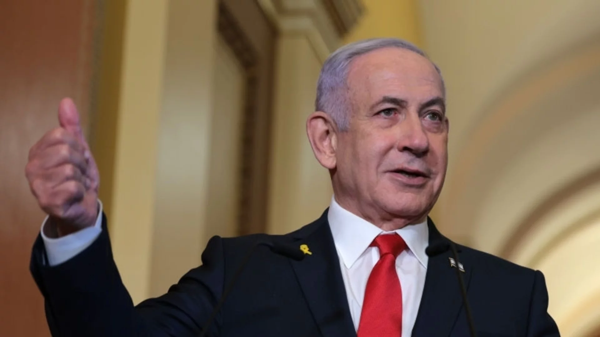 Ракетен шрапнел падна близо до офис на Нетаняху -  той: "Не съм мъртъв, просто умирам за кафе" (ВИДЕО и СНИМКА)