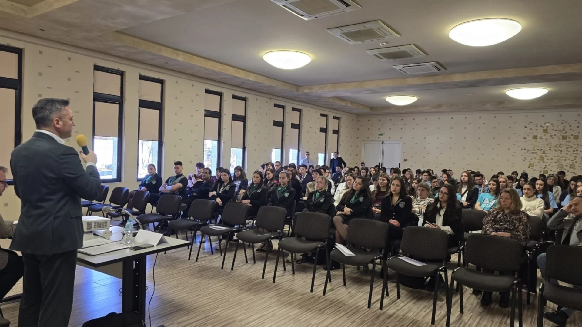 Вигенин пред ученици - посланици на ЕП: Европа трябва да осъзнае собствената си сила и да отстоява интересите си