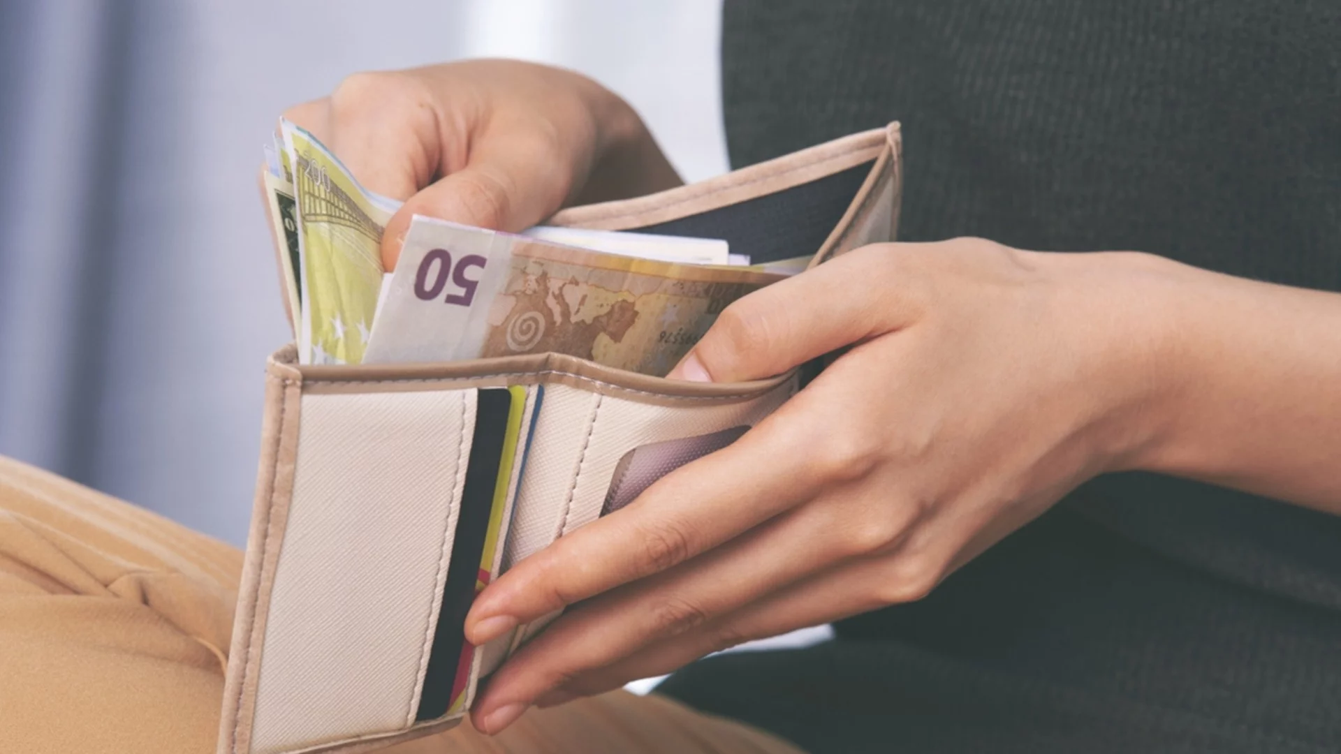 Сложете това камъче в портфейла си и то винаги ще е пълно