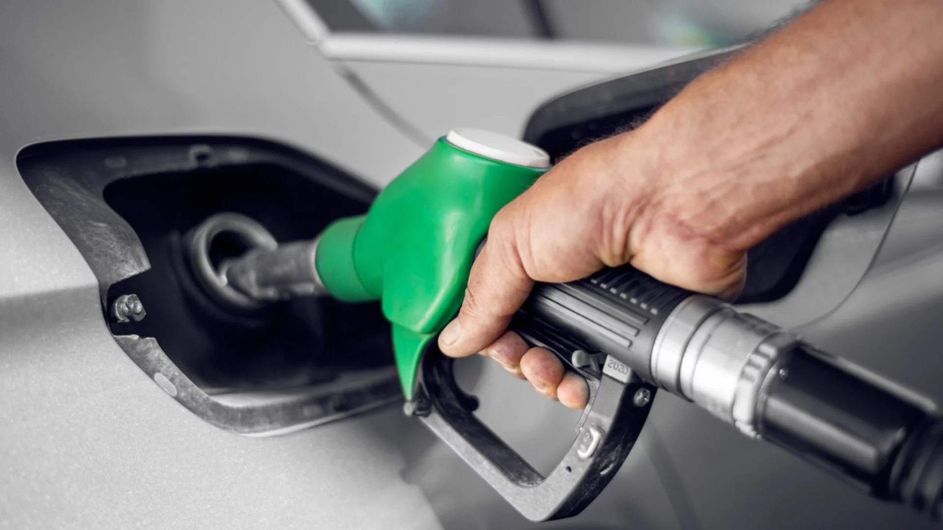 Пари от държавата за скъп бензин и дизел: Сериозни особености