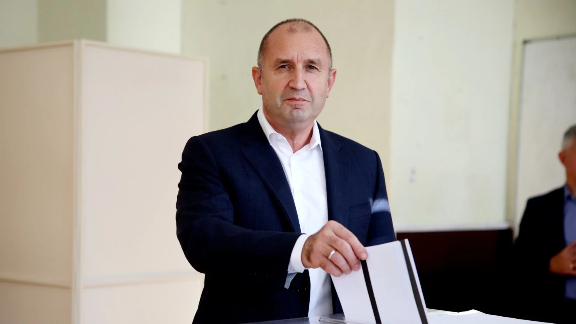 Много изненадващи имена: Радев обяви водачите на листите си