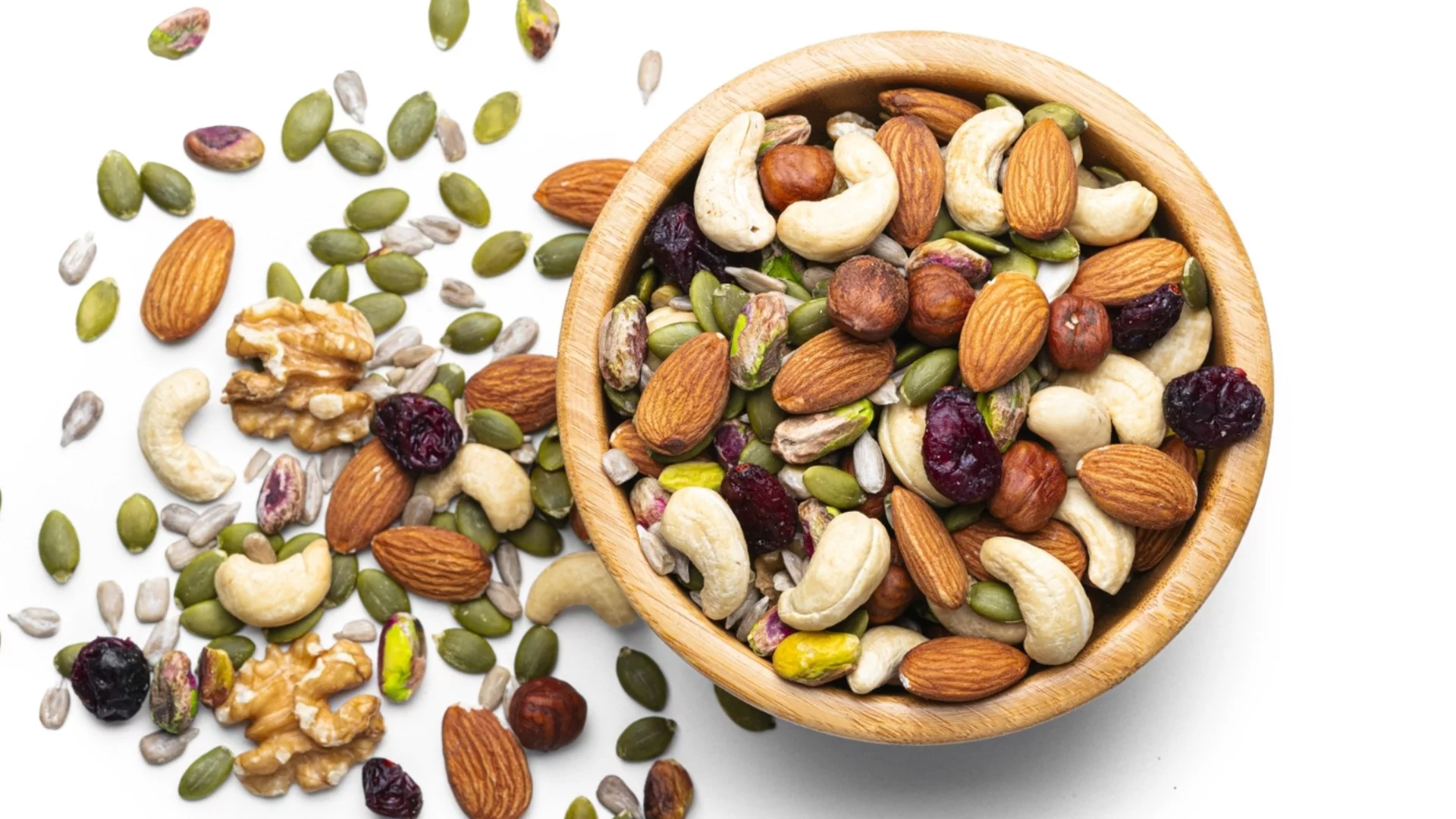 От бадеми до орехи: Идеалното време за консумация на всяка ядка за максимални ползи, според диетолог