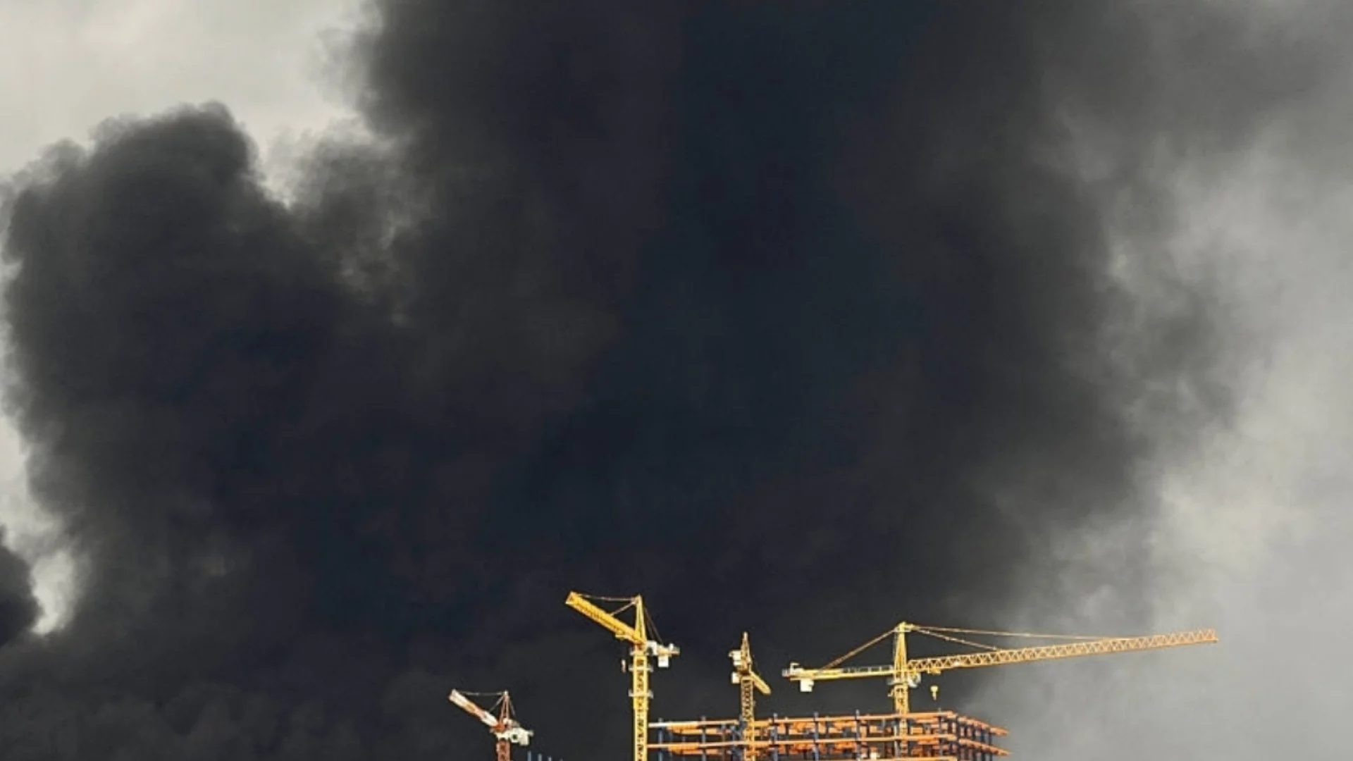 Иран пак подпали единствения маршрут за износ на петрол от ОАЕ извън Ормузкия проток (ВИДЕО)