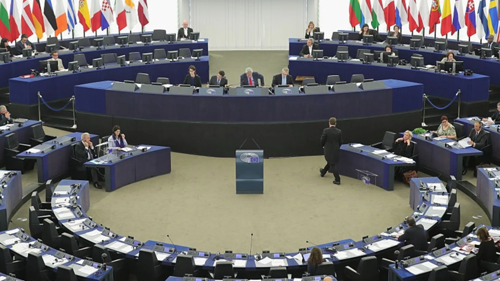 Евродепутати заговориха за спиране на европейското финансиране за Сърбия