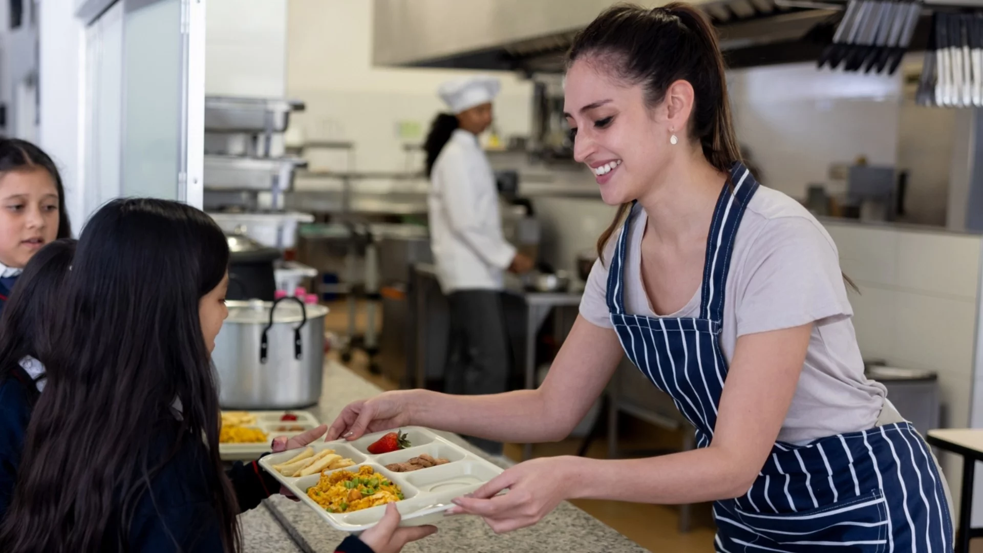 Плесенясали сандвичи и имитиращи продукти: Какво ядат децата ни в училище