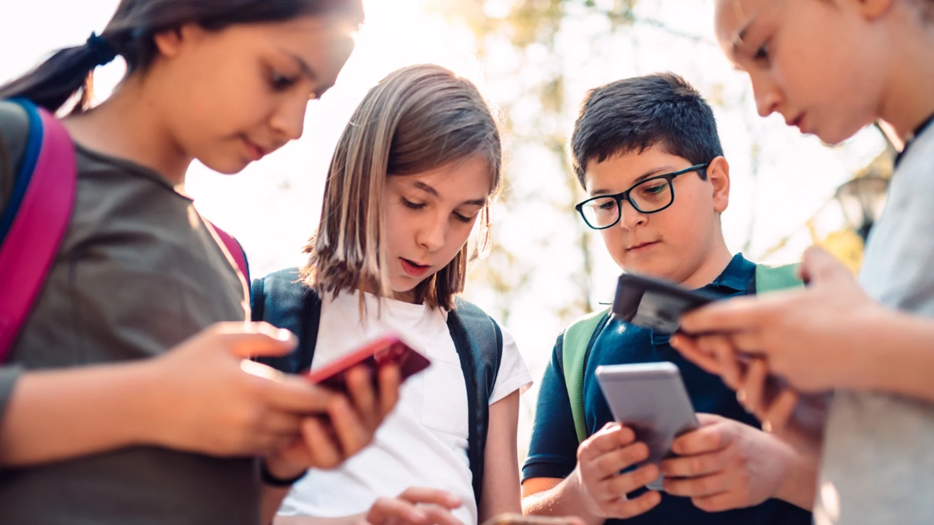 Наша съседка забранява достъпа на децата до социални мрежи