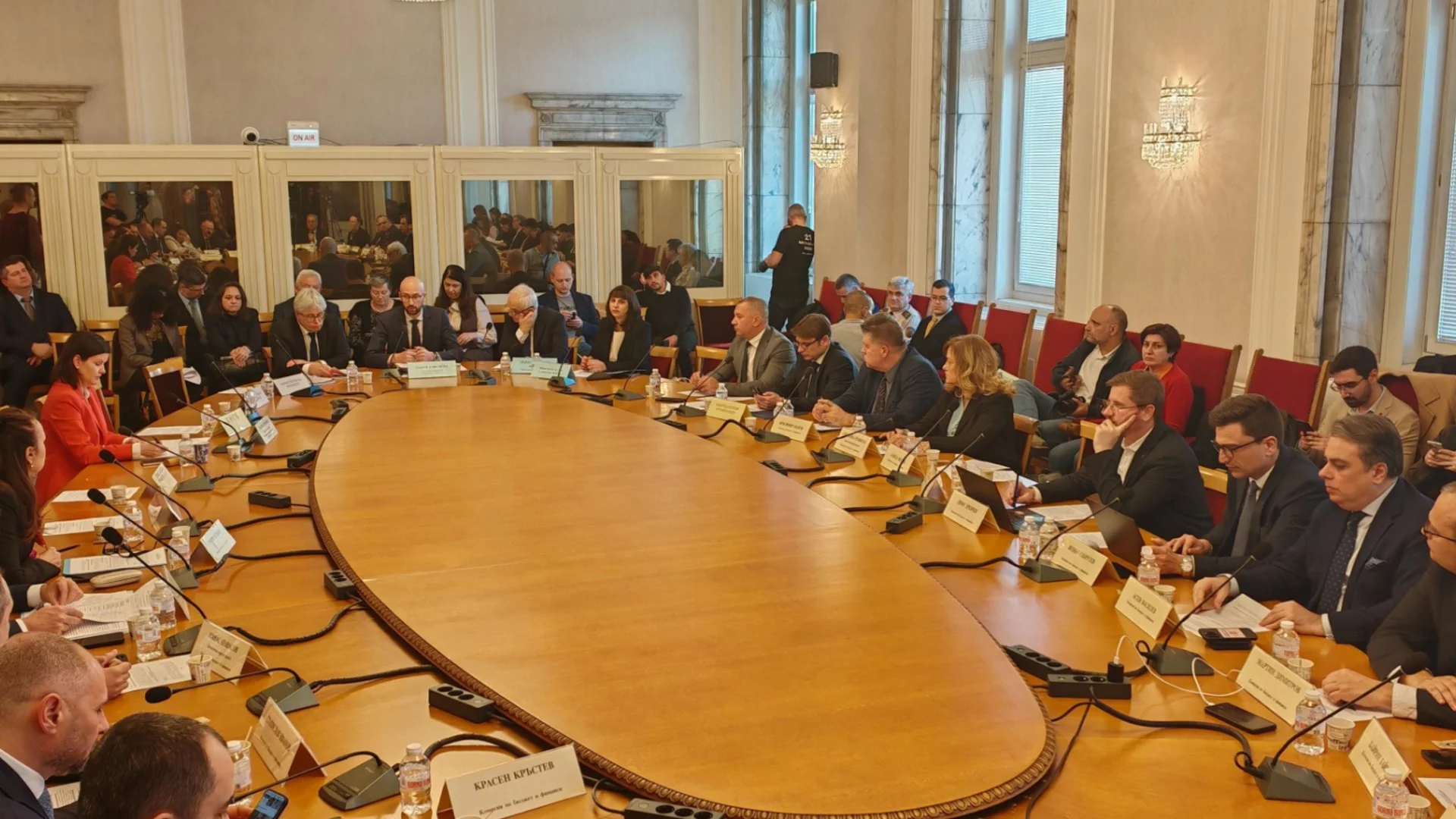 Положението с общините е закърпено: "Удължителният бюджет" мина на второ четене през комисия