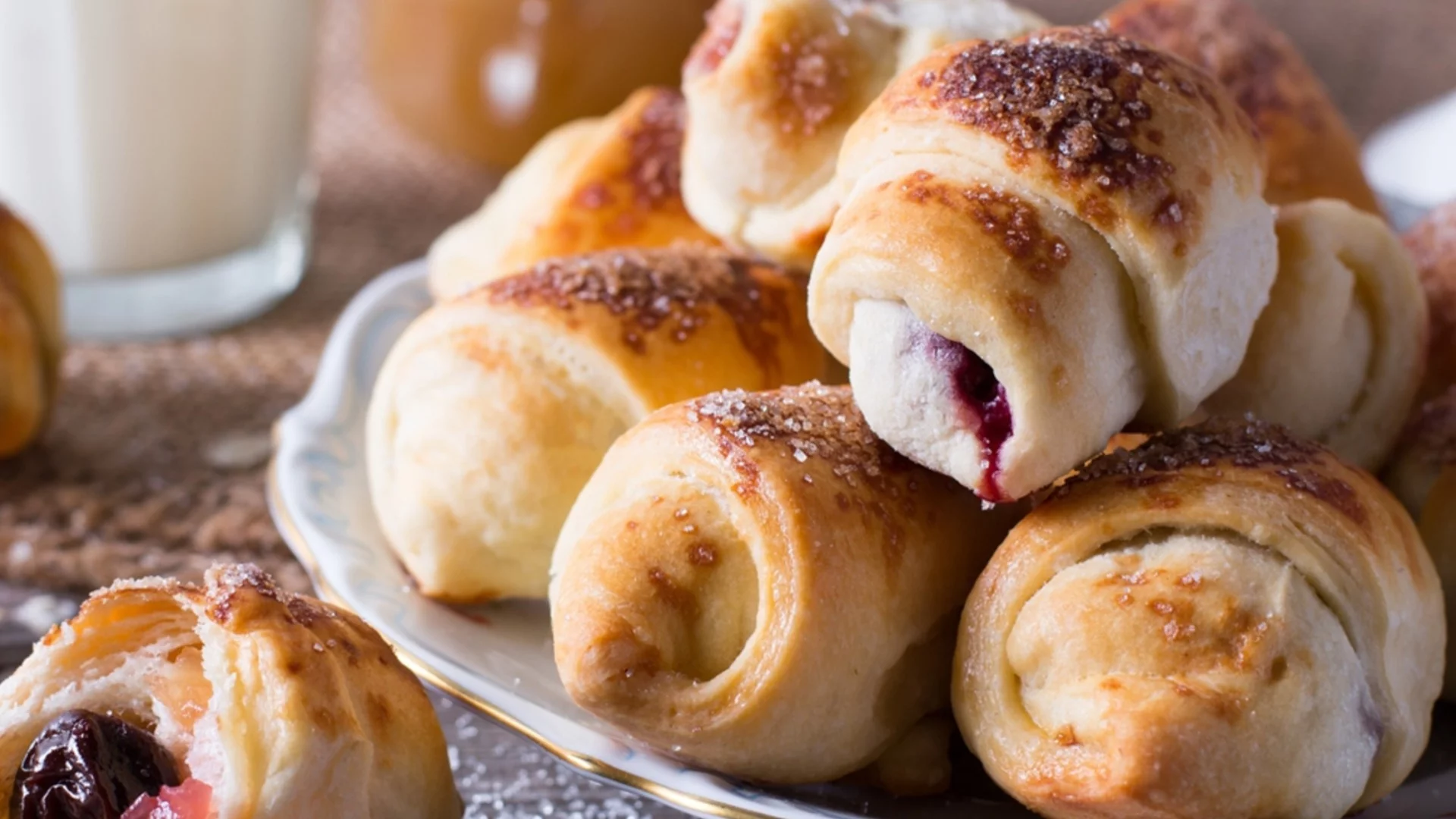 Пухкави и вкусни домашни кифлички: Рецепта, която всяка домакиня трябва да има