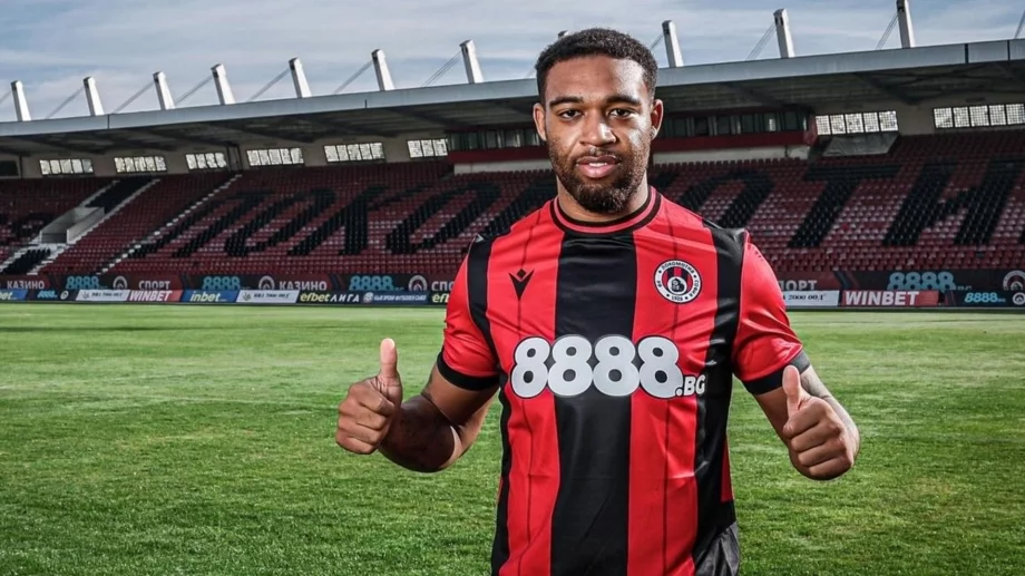 Първа лига в пълния смисъл - червени картони и ефектен разгром в отложен мач