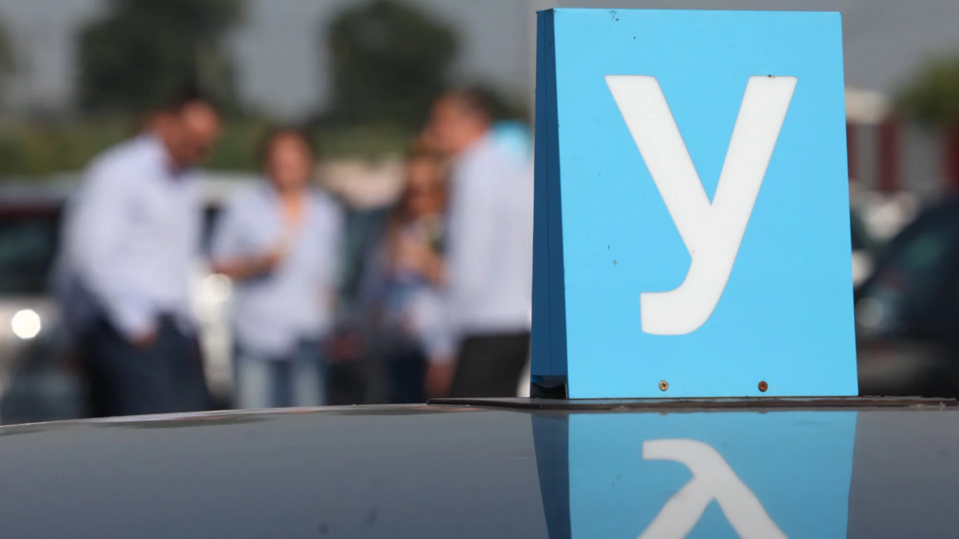 Инспектори, които не могат да работят с лаптоп, и "шофьорски туризъм": Карат курсисти от София на изпити в малки градове