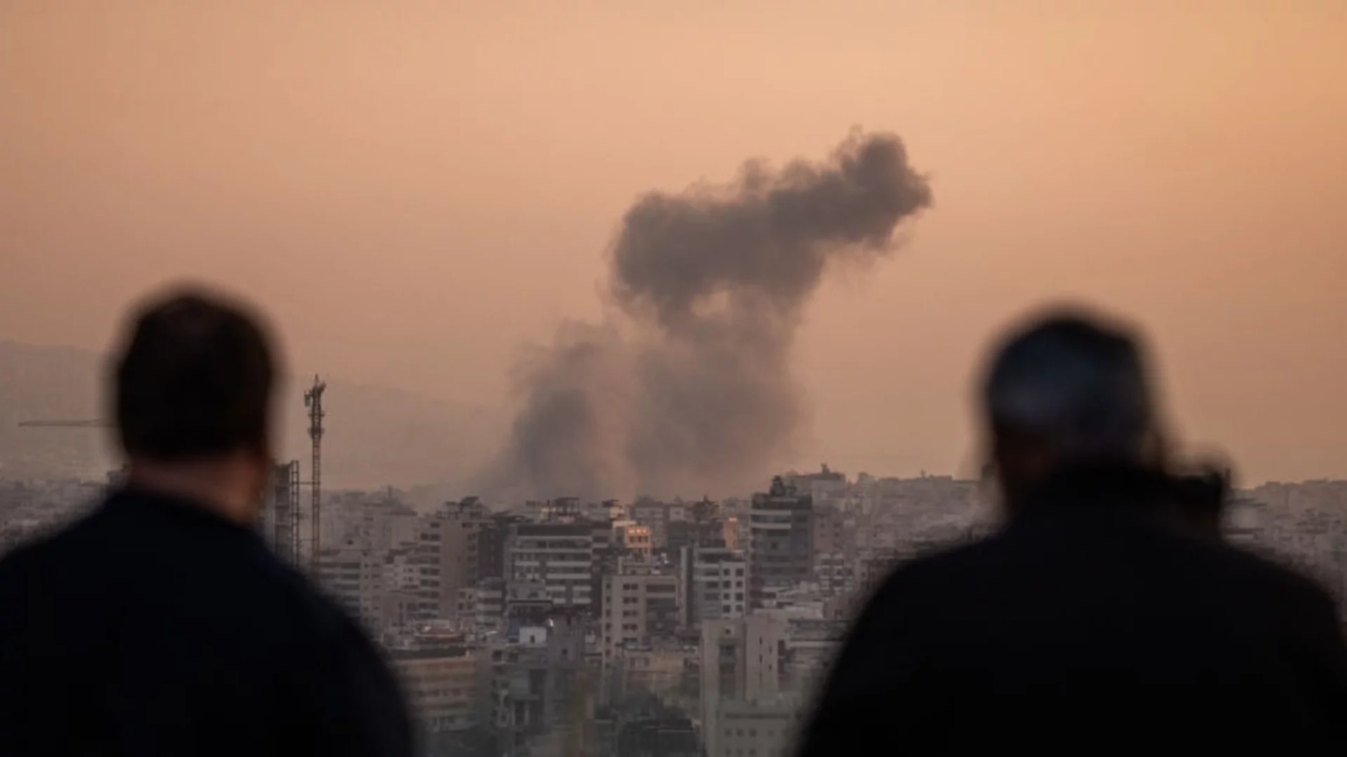 След израелски удар: Вижте как сграда се срина до основи в Бейрут (ВИДЕО)