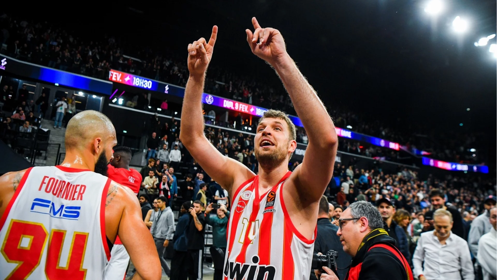 Александър Везенков със зрелищно завръщане в игра: Олимпиакос помете лидера в Евролигата