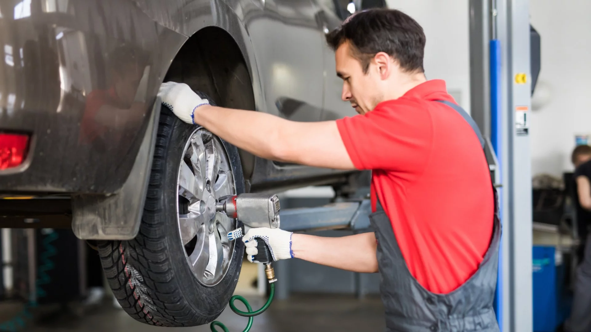 Трябва ли да се смазват болтовете на колелата при смяна на гумите