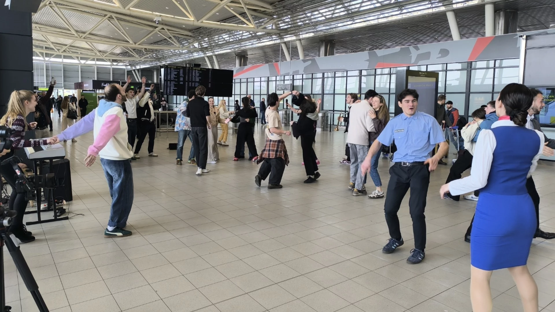 Студенти от НАТФИЗ превърнаха летище "Васил Левски" София в жива театрална сцена