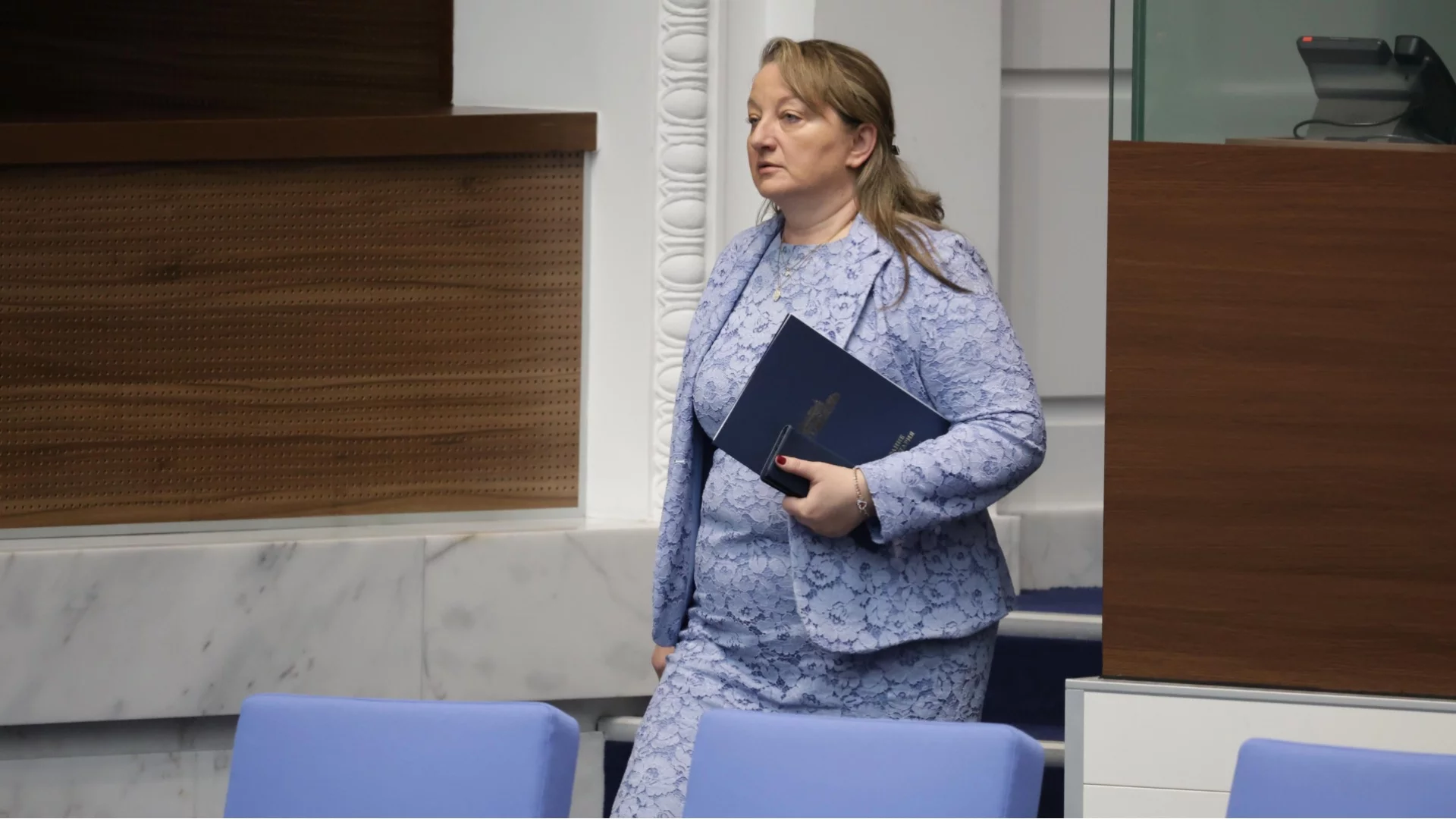 Месец преди изборите депутатите решиха помощите за Великден и Коледа да са постоянни