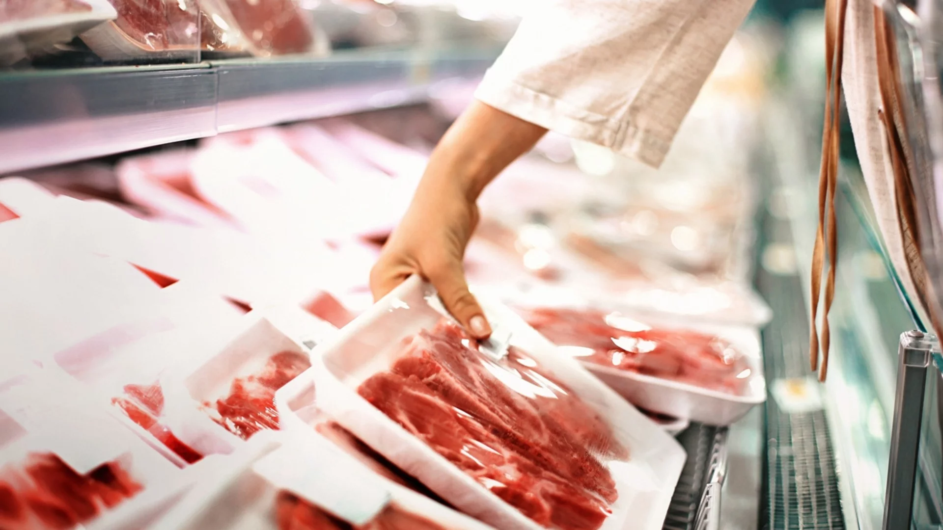 С призната корупция в БАБХ: Опасното месо от незаконните кланици край Ихтиман вероятно е в София